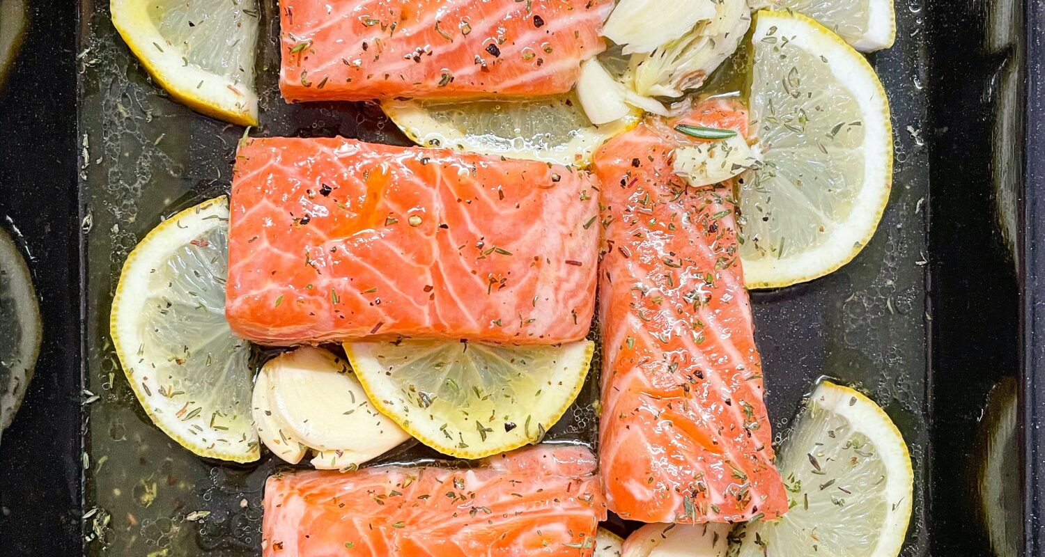 Salmon prepared with lemon and garlic